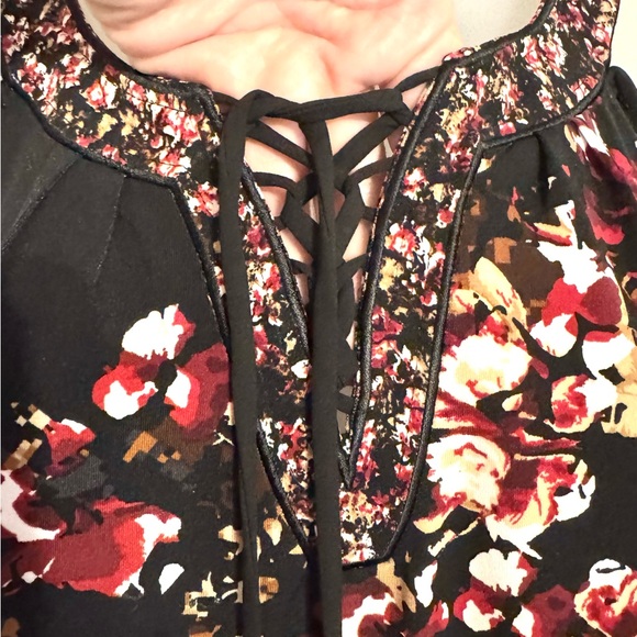 WHBM BLACK Floral Print Top w/CRISS-CROSS & TIE NECKLINE DETAIL   XXSMALL   #V - Picture 2 of 8